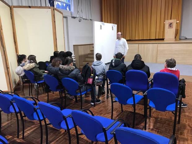 Vera ha organizado en el instituto en el que trabaja un club de videojuegos, Gamercedes, en el que los chavales hablan de lo que han jugado, la mayoría juegos muy poco conocidos, y socializan.
