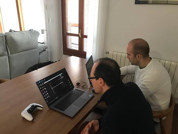 Miguel Ángel Sequí (a la izquierda) y Sergio Vera (a la derecha), analizando la accesibilidad de un videojuego.
