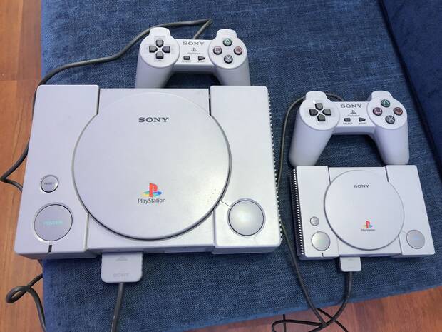 Aquí podéis ver una foto que hicimos de la PlayStation original junto al nuevo modelo mini, un 45% más pequeño.