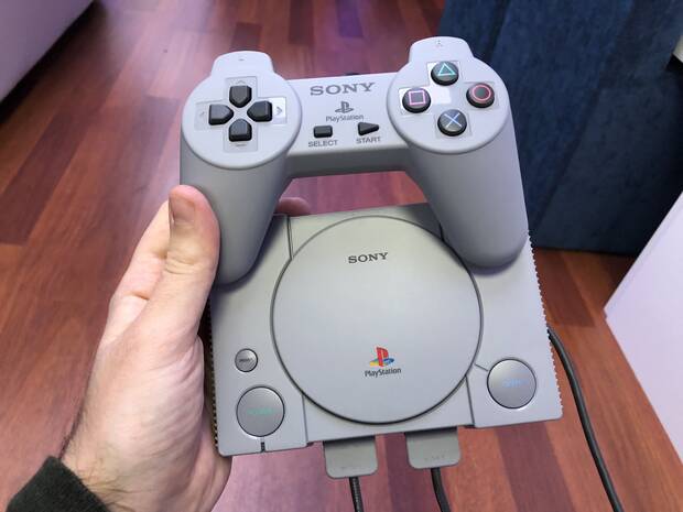 Como veis el tamaño del hardware es muy reducido, aunque no el del mando, que es igual que el original.