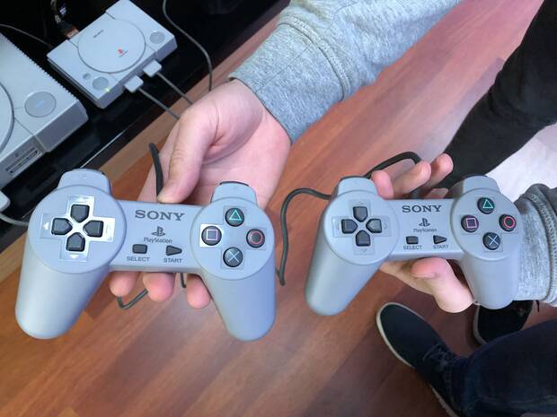 El mando de PS Classic (a la izquierda) y el original (a la derecha), como veis prácticamente idénticos.