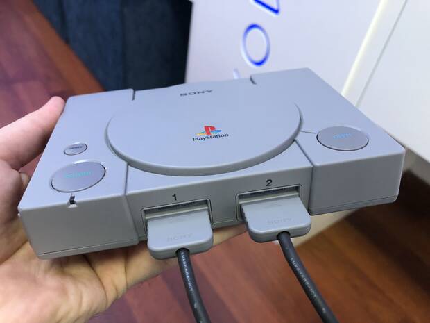 La consola incluye dos mandos, algo perfecto para disfrutar 'a dobles' de juegos como 'Tekken 3', 'Super Puzzle Fighter II Turbo' o 'Ridge Racer Type 4'.