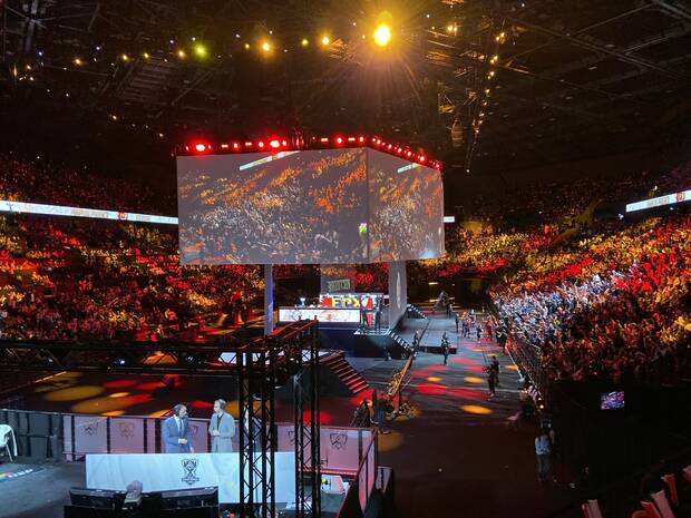 Las finales de LoL Worlds 2019 contaban con una realización medida al milímetro: los asistentes llevaban pulseras que se iluminaban del color que Riot quisiese en cada momento.
