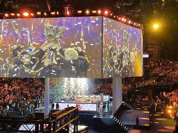 FunPlus Phoenix, los ganadores del Worlds 2019, levantan la copa.