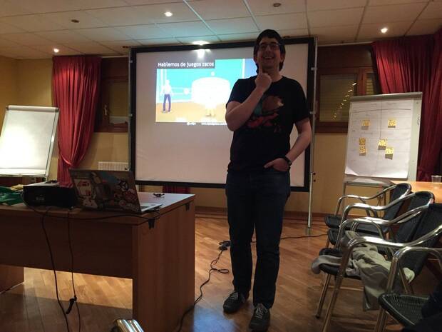 Ludipe durante una charla en el Freakend, una reunión de desarrolladores españoles.