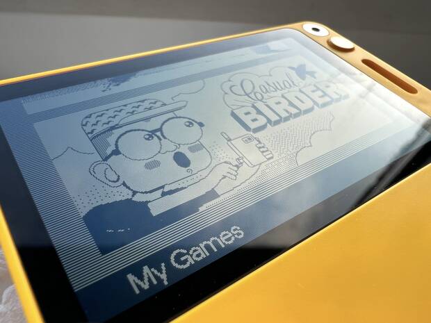 La pantalla, aun sin retroiluminacin, se ve genial incluso con poca luz.