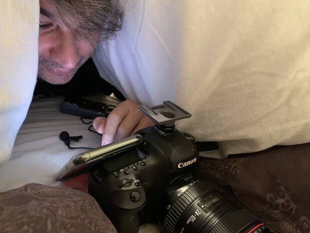 Trabajar desde casa para televisión no es sencillo. En abril González llegó a meterse debajo del edredón para grabar una locución sin que se oyera eco.