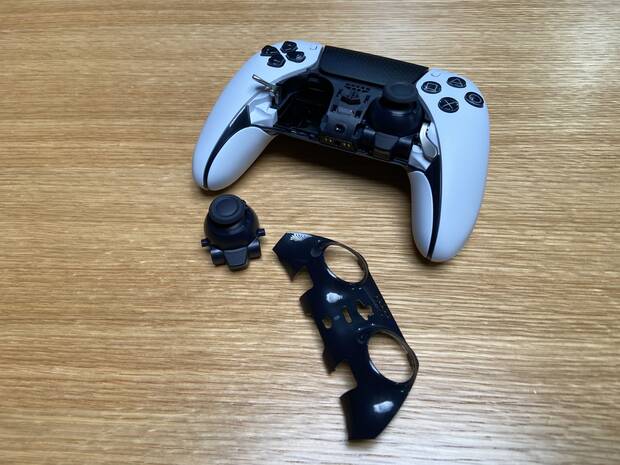 Se puede cambiar cada módulo del joystick tras retirar una cubierta que sale tras deslizar una pestaña en la parte posterior del mando..