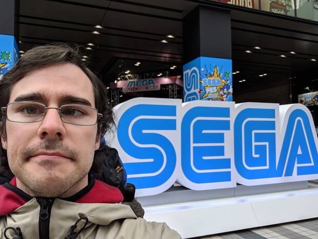 Murat delante de la sede de Sega.