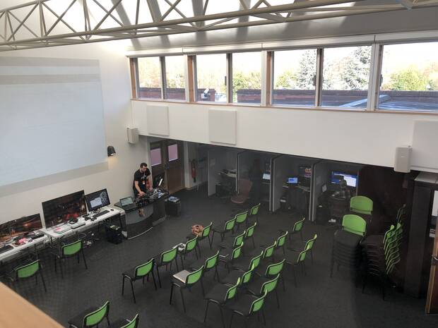 En esta enorme sala se testea el juego en diferentes configuraciones, se realizan los ‘playtests’ y se monitoriza la actividad de los servidores, entre otras cosas.