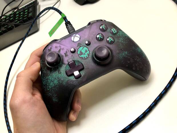 También pudimos jugar con el mando especial del juego, precioso y todavía más bonito en persona. Es ligeramente traslúcido y el logo brilla en la oscuridad.