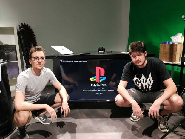 Montero con Luciano Castañón, director de arte actualmente de Noob, durante la organización del canal de Twitch de PlayStation España.
