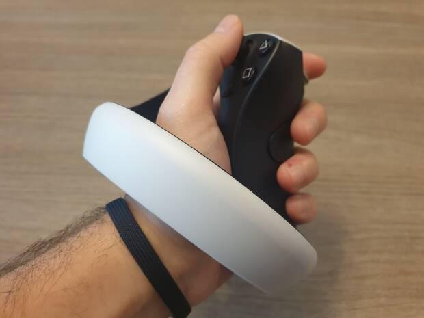 No os olvidéis de poneros las correas de los mandos y ajustarlas a vuestras muñecas antes de empezar a jugar para evitar accidentes indeseados.