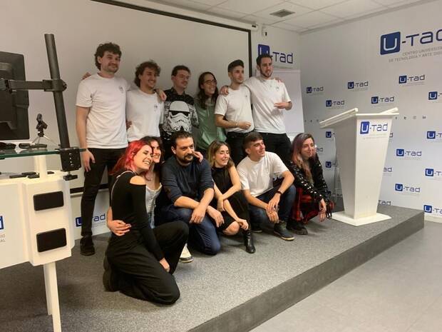 Soler posa junto a algunos de los alumnos del curso pasado.