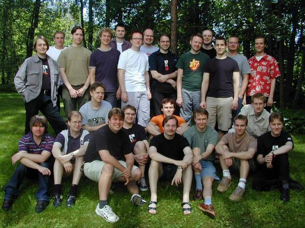 El equipo de desarrollo de Remedy para 'Max Payne'. Sam Lake está de pie, a la derecha del todo, con camisa roja de estampado blanco. Saku Lehtinen está en el lado opuesto, también de pie ,con una camiseta del juego.