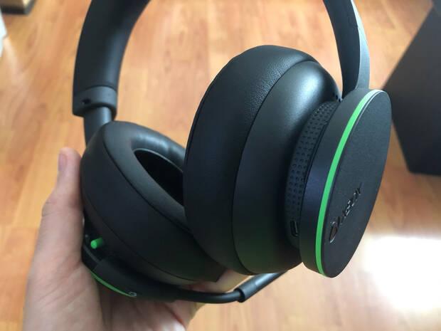 Estamos ante unos auriculares comodísimos, tanto por su ligereza y la calidad de los materiales como por su ingenioso sistema de volumen girando las orejeras.