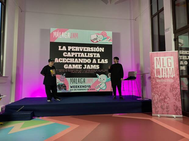 Lu de Castro (a la izquierda) e Iván Papiol (derecha) impartieron una charla en la Malaga Jam 2023.