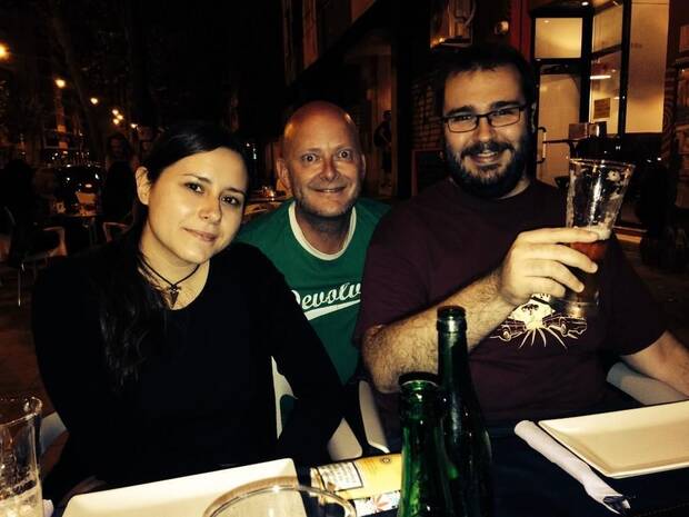 González, Graeme Struthers (Devolver Digital) y De Paco. El desarrollador destaca el excelente trato con la editora.