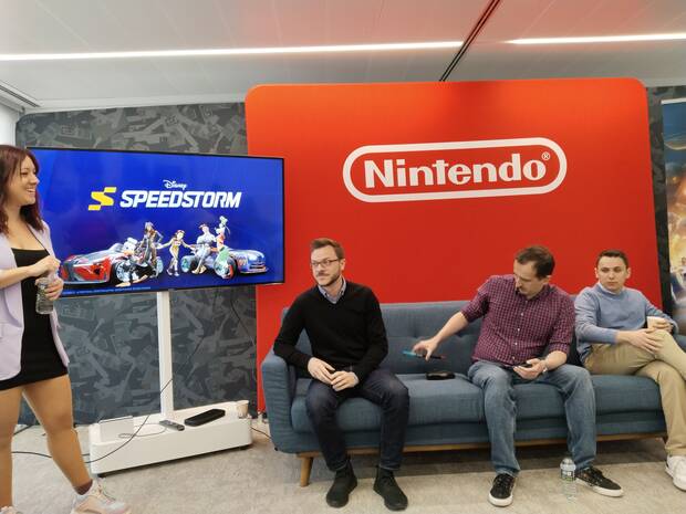 De izquierda a derecha: Inés Alcolea, Raúl Nieto, Antoine Cabrol e Ismale Gelabert, durante la presentación del juego en la oficina de Nintendo.