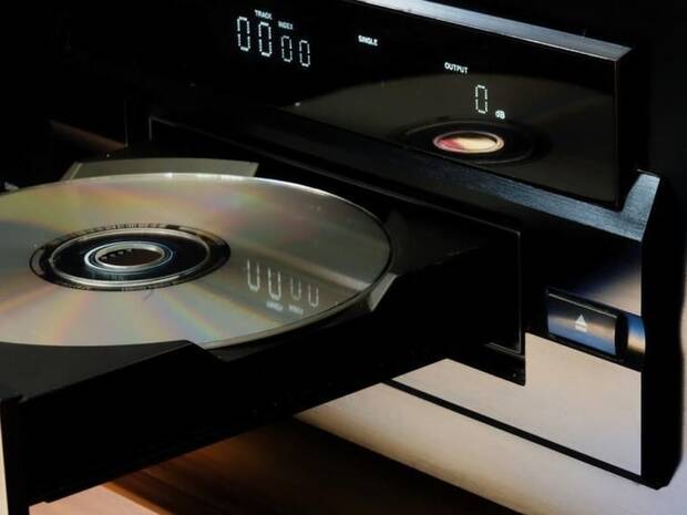 El CD-ROM fue una revolución: más espacio, más barato de producir y con la capacidad de albergar mucha más información. Los videojuegos podían ser ahora ‘pequeñas películas interactivas’.