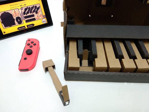 Aunque el piano tiene 13 teclas, se montan de tres maneras diferentes, según la posisión que tengan en el teclado. Una pestaña sirve de muelle. Bajo ella está la pegatina reflectante que detecta el mando.