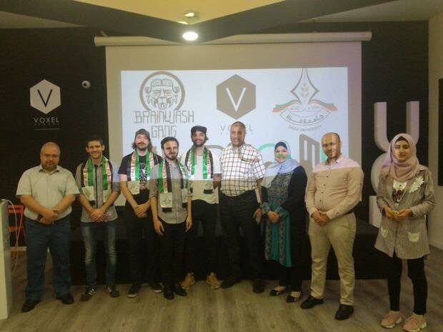 Brainwash Gang (con bufanda) ayudó a los organizadores del grado de videojuegos de Gaza, con seguimiento de los juegos de los alumnos.