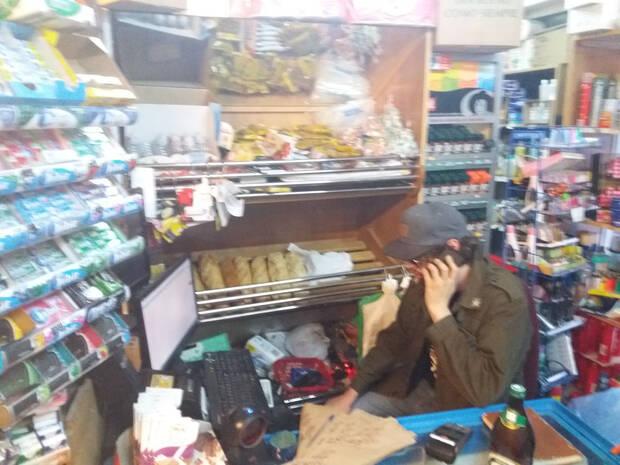 Verz dice de esta foto que estaba 'arreglando el router a un comerciante chino de la zona'.