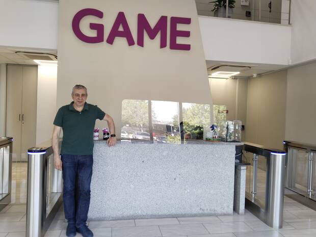 Pablo Crespo delante de la recepción de las oficinas de GAME, en Madrid.