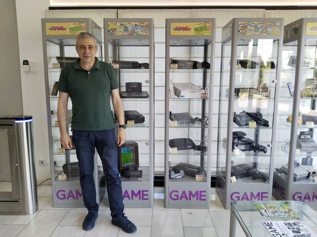 En la entrada de las oficinas de GAME hay una exposición de consolas bastante grande.