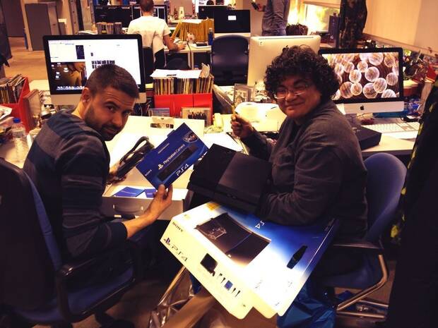 Acal y Herranz desembalando PlayStation 4 en la redacci