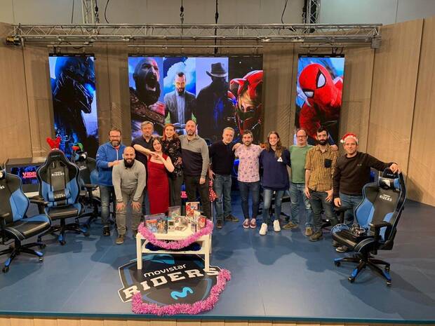 Los participantes de uno de los programas de Videojugadores, de Movistar Esports, con parte del equipo del programa.