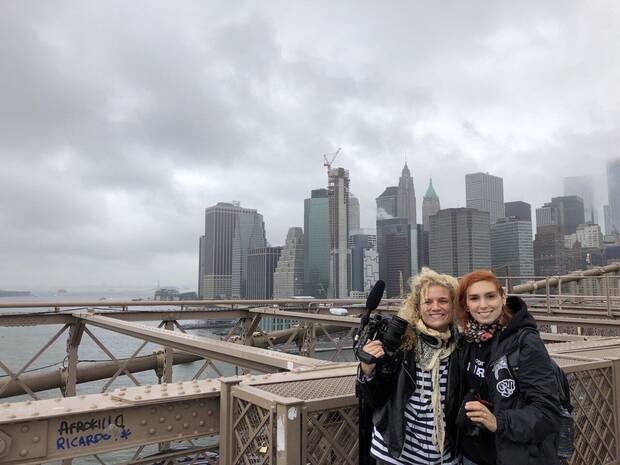 Smirnova junto a la cámara de Movistar Riders.