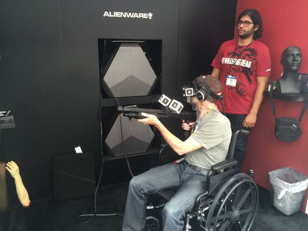 Con estas pintas se jugaba a 'The Walking Dead VR Experience', una de las demostraciones más espectaculares del E3 2015.
