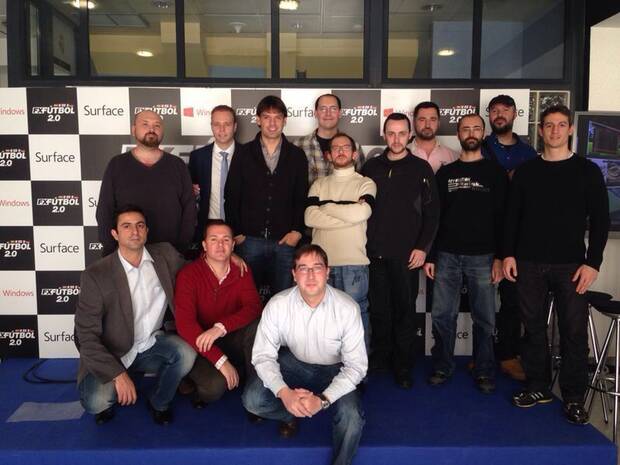El equipo de 'FX Fútbol 2.0' en la presentación del juego, con el futbolista Fernando Morientes.