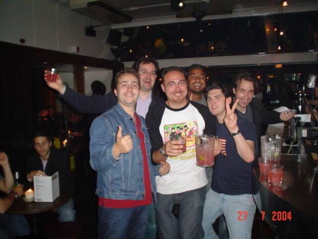 Barrón en un Karaoke con parte de Eidos en Londres en 2004.