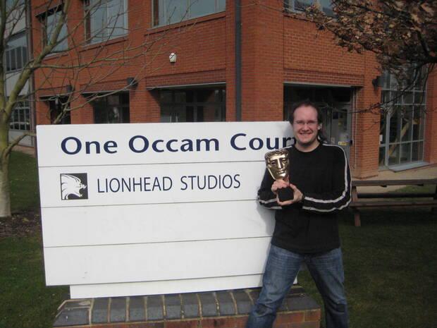 Serrano plesa ante el cartel de Lionhead con el BAFTA conseguido por Fable 2en 2009.