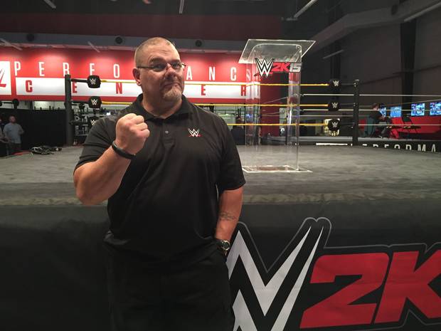 Bill DeMott en la vida real, entrenando a superestrellas de la WWE.