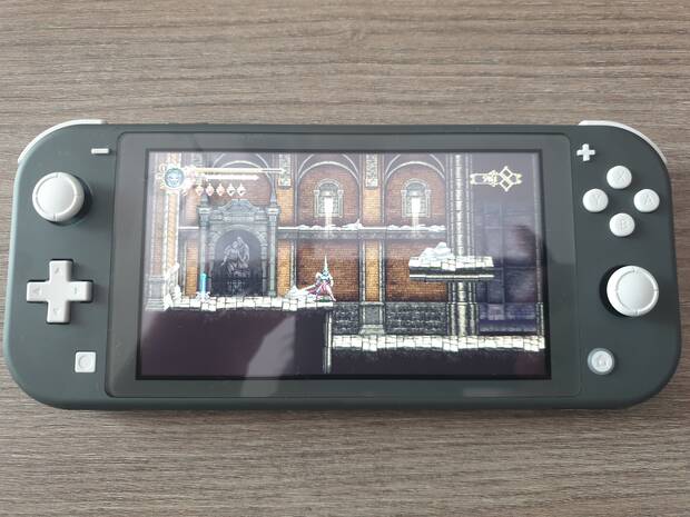 Jugar juegos de desarrollo lateral, como Blasphemous, con la cruceta digital de Switch Lite es todo un gustazo.