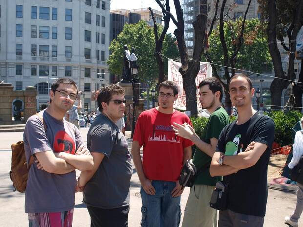 El equipo de The Game Kitchen en su primer viaje a Gamelab, en una plaza ocupada por el 15M. De izquierda a derecha: García, Lopera Joyera, Dani Márquez y los otros dos socios fundacionales del estudio: Alejo Acevedo y Javier Mairena.