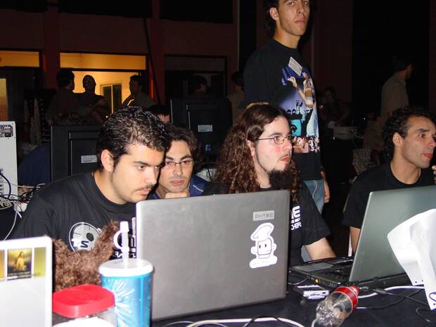 El equipo de la Demoscene Time Scratchers intentado terminar la contrarreloj en Barcelona. Aparecen a la izquierda Mauri y Enrique Colinet y, de pie, Juan Miguel Barea.
