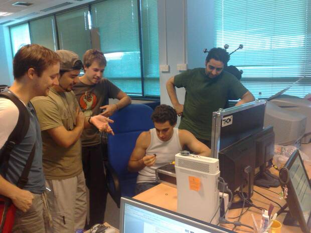 Algunos trabajadores de Pyro Studios en torno a la mesa de enrique Colinet. A La derecha, uno de los programadores actuales de The Game Kitchen, José Arias.