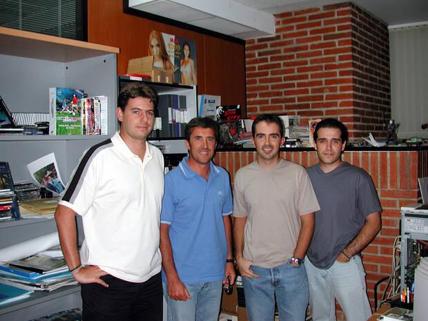 Parte del equipo de 'Eurotour Cycling' con el ciclista Perico Delgado. A su derecha, Alberto Moreno.