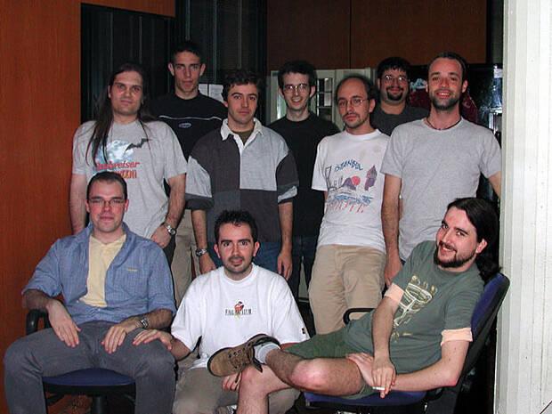 El equipo de desarrollo de 'Eurotour Cycling', en Dinamic Multimedia (2001).