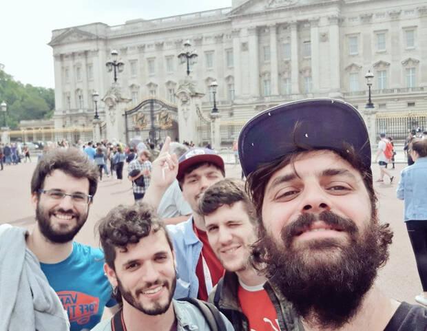 Parte de Brainwash Gang 'saludando a la reina de Inglaterra', dice Verz de esta foto.