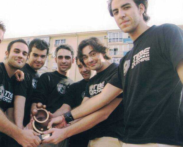Un jovencísimo grupo de desarrolladores de vuelta en Sevilla tras conseguir su primer premio como equipo demoscene en la demoparty de Barcelona, en los años 90.