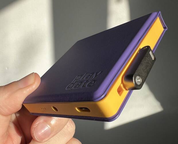 Detalle del grosor, manivela guardada y puertos inferiores. La funda se fija a la perfeccin usando un sistema de imanes.