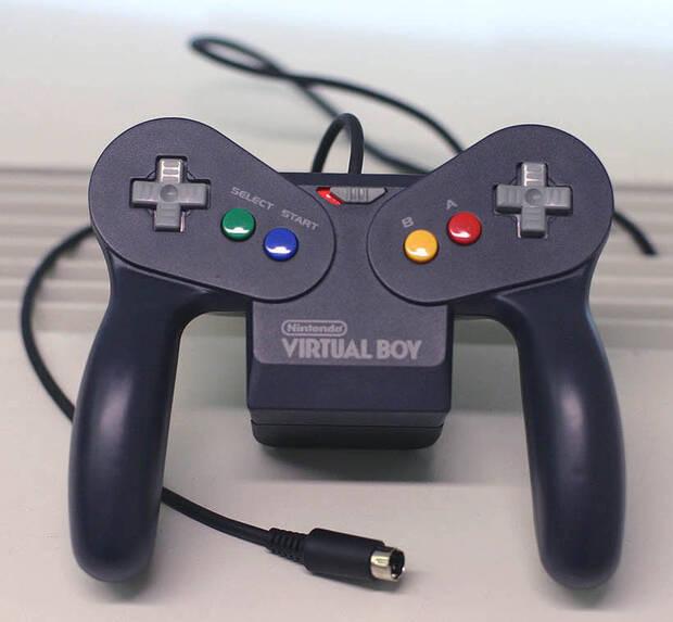 Detalle de otra versión de mando, de color morado, que recuerda inevitablemente al de GameCube.