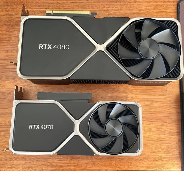 Esta es la evidente diferencia de tamaño entre la RTX 4080 y la RTX 4070.