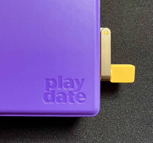 La manivela, protagonista, y la consola en su funda oficial.