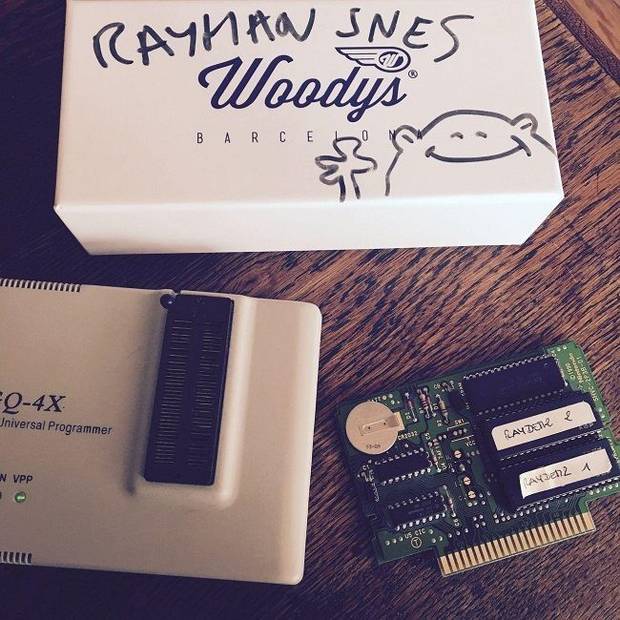 Omar Catut compartió en su cuenta de Twitter la foto de la placa que albergaba el prototipo del Rayman de SNES.